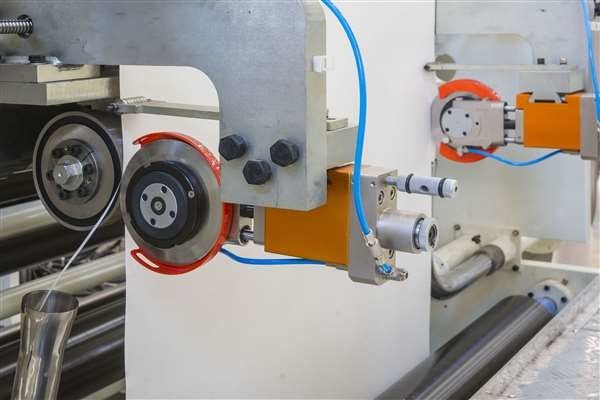 Машина для производства бумажных ламинатов штранг-прессования клейкой ленты для герметизации трубопроводов отопления и вентиляции ЛИ-АДТ с особенным ножом для разрезания